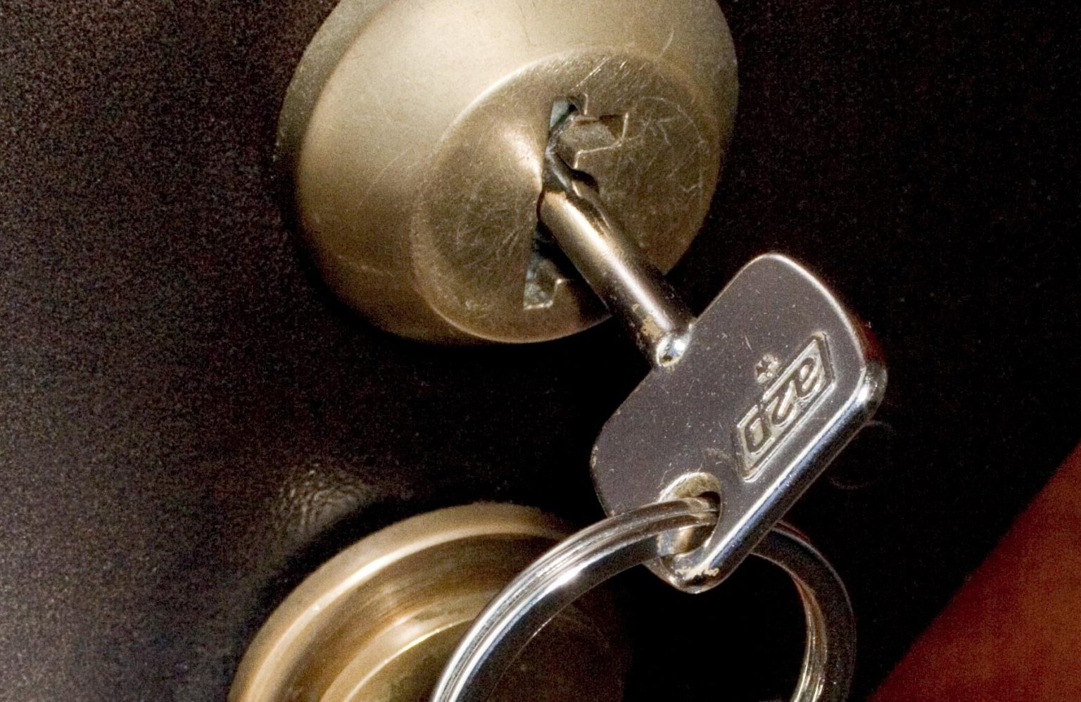 Wie öffne ich die Tür, wenn das Schloss blockiert ist? Schluesseldienst365 Schluesseldienst365