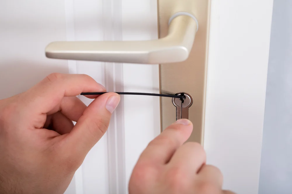 Wie man eine Tür abschließt, ohne einen Schlüssel zu benutzen